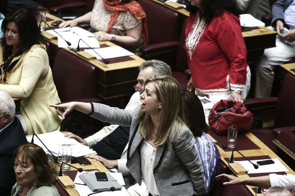 ΤΩΡΑ ΣΤΗ ΒΟΥΛΗ: Όλοι μοιάζουν έξαλλοι