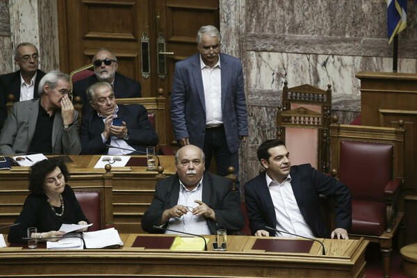 ΤΩΡΑ ΣΤΗ ΒΟΥΛΗ: Όλοι μοιάζουν έξαλλοι