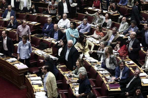 ΤΩΡΑ ΣΤΗ ΒΟΥΛΗ: Όλοι μοιάζουν έξαλλοι