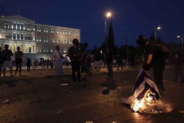 Φωτιά και μολότοφ: 16 θεαματικές φωτογραφίες από τα χθεσινά επεισόδια