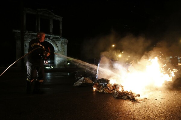 Φωτιά και μολότοφ: 16 θεαματικές φωτογραφίες από τα χθεσινά επεισόδια