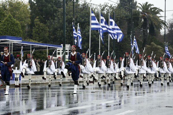 Η νέου τύπου (βροχερή) παρέλαση στο Σύνταγμα