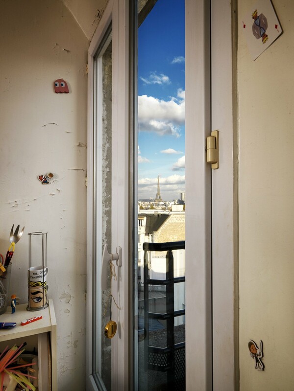  Ο Jasper White φωτογραφίζει τον πύργο του Άιφελ μέσα απο τα παράθυρα διαμερισμάτων