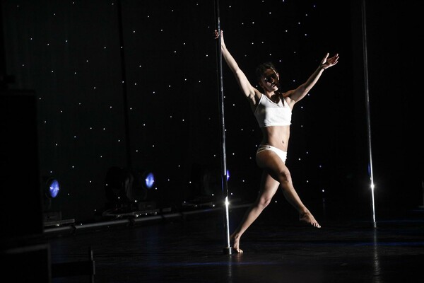 Οι καλύτεροι pole dancers εντυπωσίασαν χτες βράδυ στην Αθήνα
