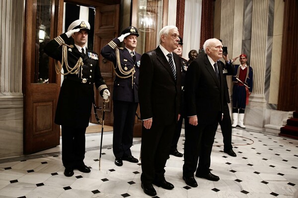 Παπάδες με smartphone και βροχή στην αποψινή ορκωμοσία του Πρ. Δημοκρατίας Προκόπη Παυλόπουλου