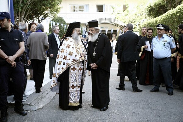 Σκηνές ροκ στην περιοδεία του λειψάνου της Αγίας Βαρβάρας