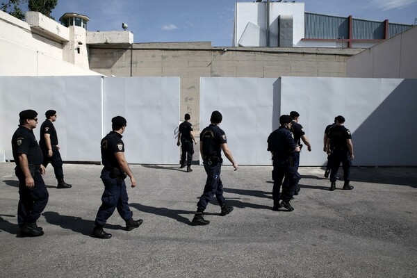 Μέσα στις φυλακές Κορυδαλλού, για τη δίκη της Χρυσής Αυγής