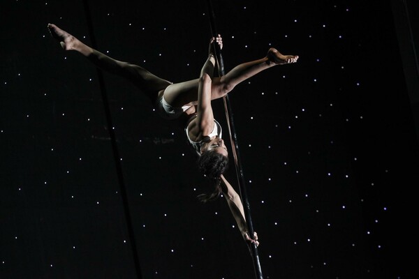 Οι καλύτεροι pole dancers εντυπωσίασαν χτες βράδυ στην Αθήνα