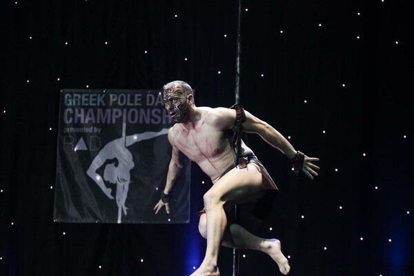 Οι καλύτεροι pole dancers εντυπωσίασαν χτες βράδυ στην Αθήνα