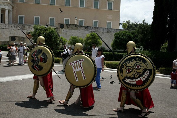 Και ξαφνικά, Σπαρτιάτες στο Σύνταγμα