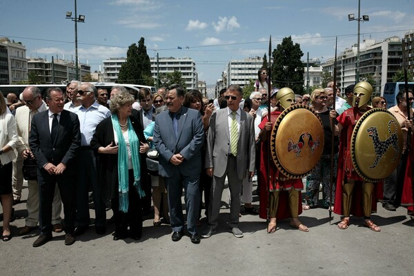 Και ξαφνικά, Σπαρτιάτες στο Σύνταγμα