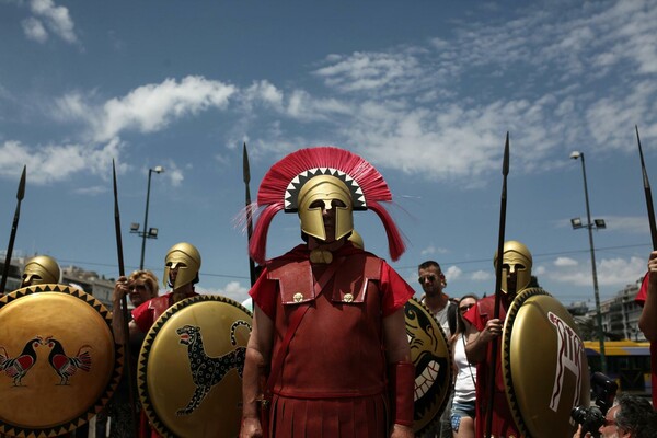 Και ξαφνικά, Σπαρτιάτες στο Σύνταγμα