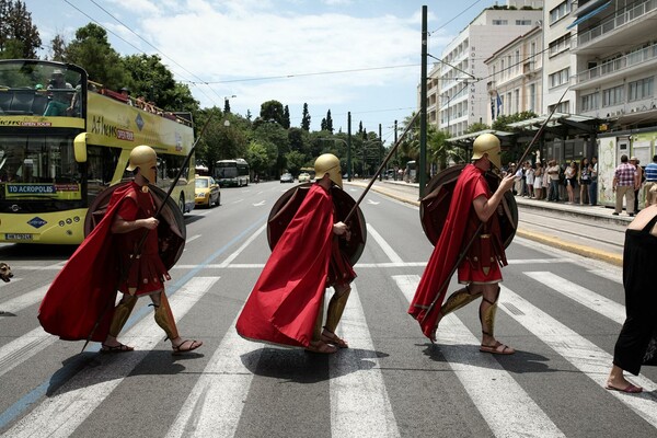 Και ξαφνικά, Σπαρτιάτες στο Σύνταγμα