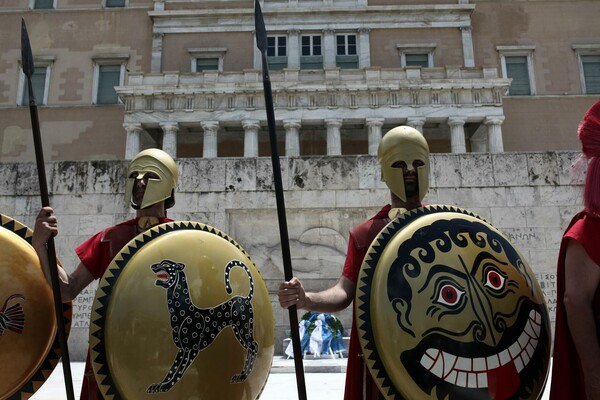 Και ξαφνικά, Σπαρτιάτες στο Σύνταγμα