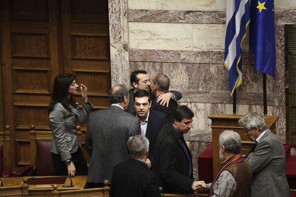 13 φωτογραφίες απ' την ψηφοφορία που ανέδειξε την Ζωή Κωνσταντοπούλου Πρόεδρο της Βουλής