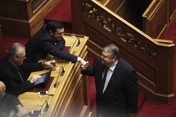 13 φωτογραφίες απ' την ψηφοφορία που ανέδειξε την Ζωή Κωνσταντοπούλου Πρόεδρο της Βουλής