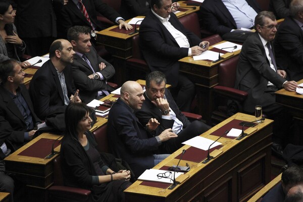 13 φωτογραφίες απ' την ψηφοφορία που ανέδειξε την Ζωή Κωνσταντοπούλου Πρόεδρο της Βουλής