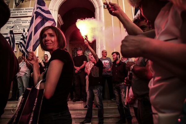 Κλαυσίγελως στον Πειραιά - 15 φωτογραφίες απ' τη συγκέντρωση της Χρυσής Αυγής