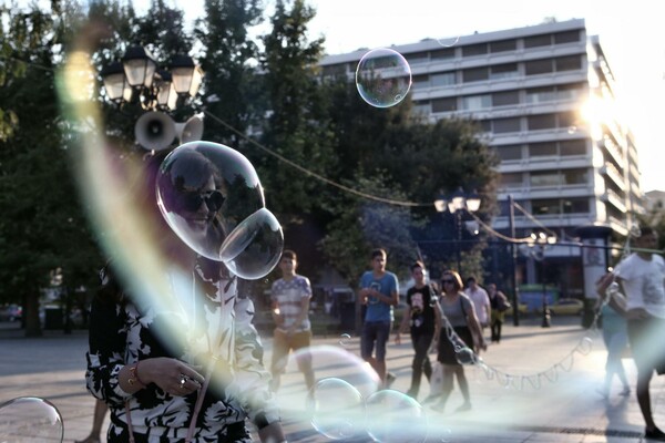 7 φωτογραφίες: Ο καύσωνας στο κέντρο της Αθήνας