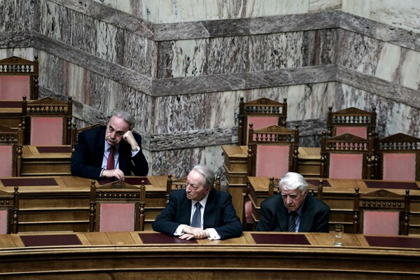 23 φωτογραφίες απ' την θυελλώδη νύχτα στη Βουλή