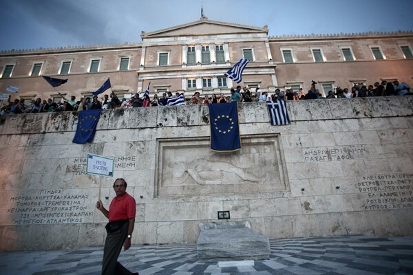 Νέες φωτογραφίες από την αποψινή διαδήλωση υπέρ της παραμονής στην Ευρώπη