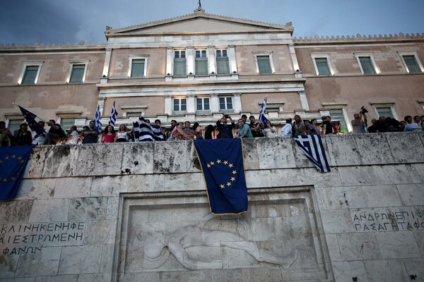 Νέες φωτογραφίες από την αποψινή διαδήλωση υπέρ της παραμονής στην Ευρώπη