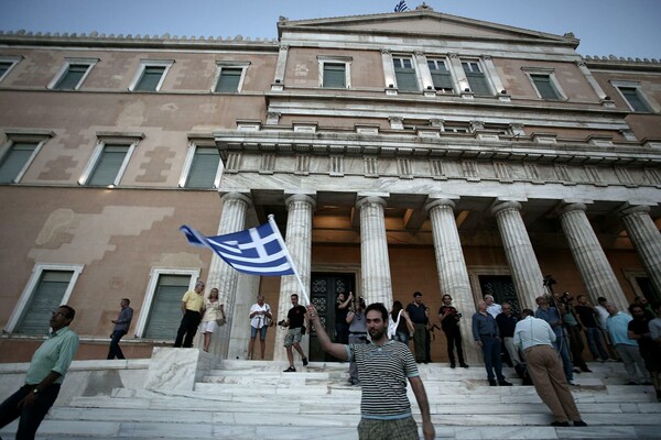 Νέες φωτογραφίες από την αποψινή διαδήλωση υπέρ της παραμονής στην Ευρώπη