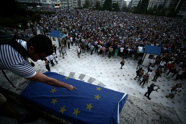 Νέες φωτογραφίες από την αποψινή διαδήλωση υπέρ της παραμονής στην Ευρώπη