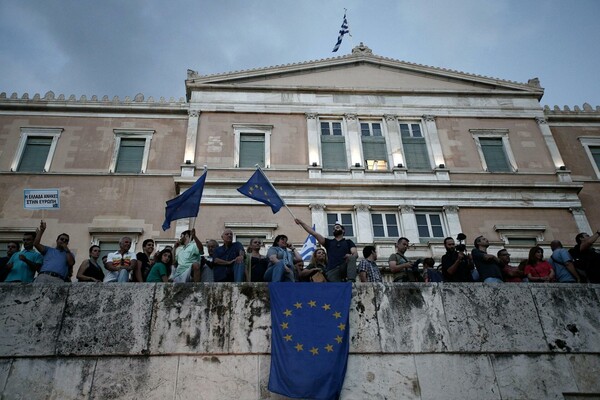 Νέες φωτογραφίες από την αποψινή διαδήλωση υπέρ της παραμονής στην Ευρώπη