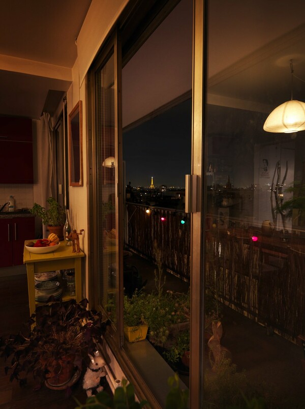  Ο Jasper White φωτογραφίζει τον πύργο του Άιφελ μέσα απο τα παράθυρα διαμερισμάτων