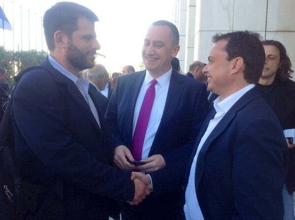 Λίγο πριν τις εκλογές, δύο πολιτικοί συντάκτες κάνουν κάτι ξεκαρδιστικό