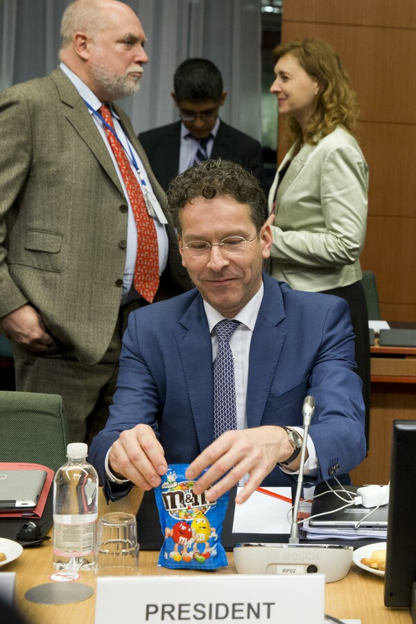 Ο Ντάισελμπλουμ τρώει M&M's στο Eurogroup