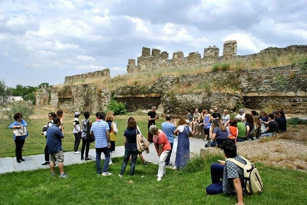 Γαστρονομικές βόλτες, ρεμπέτικα, «σκοτεινές μνήμες» και κοιμητήρια στη Θεσσαλονίκη