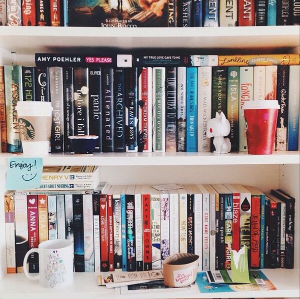 Μια έφηβη έγινε διάσημη στο Instagram λόγω της αγάπης της για τα βιβλία