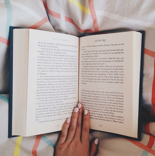 Μια έφηβη έγινε διάσημη στο Instagram λόγω της αγάπης της για τα βιβλία