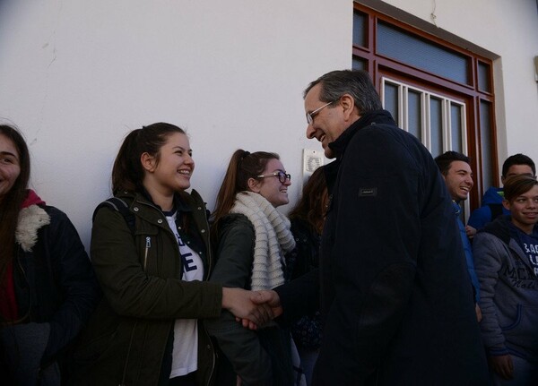 Φωτο-αφιέρωμα: Ο Αντώνης Σαμαράς χαιρετάει τους πάντες!