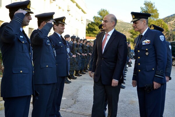 Η πιο πρωτότυπη προεκλογική εμφάνιση έγινε στο νέο Νεκροταφείο της Γλυφάδας!