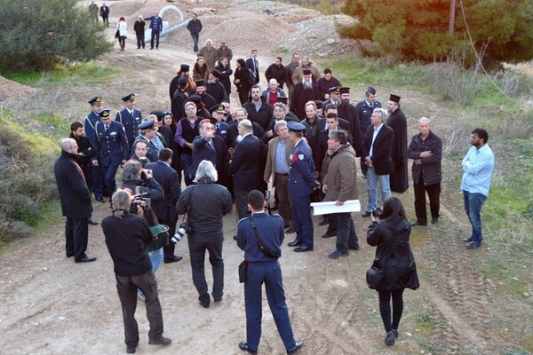 Η πιο πρωτότυπη προεκλογική εμφάνιση έγινε στο νέο Νεκροταφείο της Γλυφάδας!