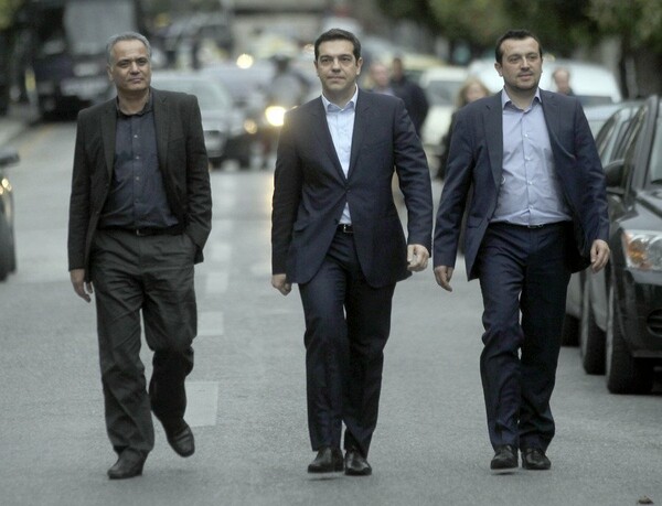 Επίθεση αγάπης στον Τσίπρα