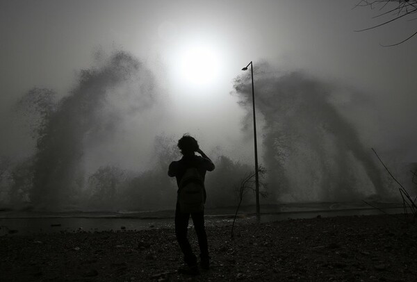 Δύο φοβερές φωτογραφίες απ' τα σημερινά τεράστια κύματα 