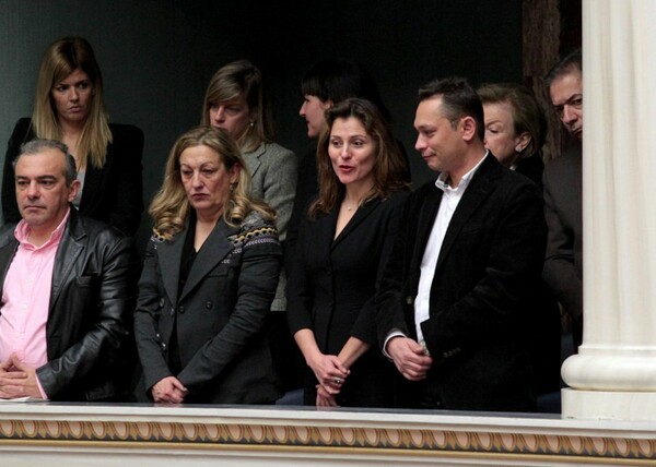 Kαι η σύζυγος του Αλέξη Τσίπρα, ντυμένη στα μαύρα, στην Ορκωμοσία της νέας Βουλής
