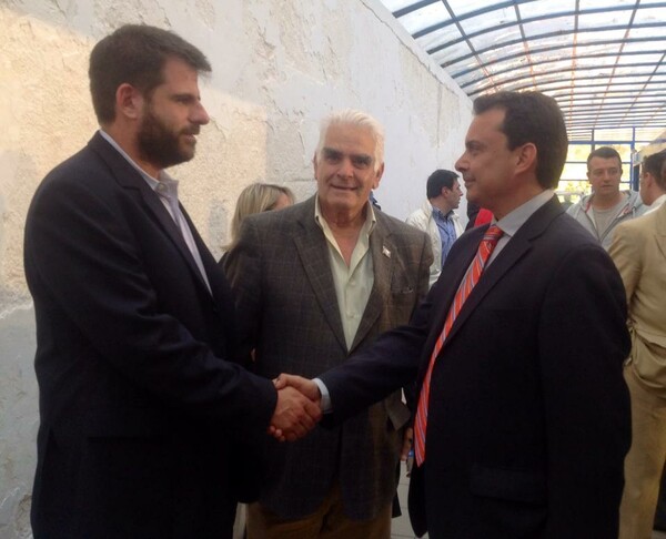 Λίγο πριν τις εκλογές, δύο πολιτικοί συντάκτες κάνουν κάτι ξεκαρδιστικό