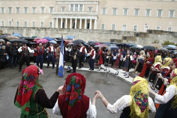 Η νέου τύπου (βροχερή) παρέλαση στο Σύνταγμα