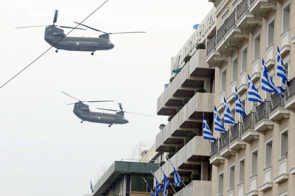 Η νέου τύπου (βροχερή) παρέλαση στο Σύνταγμα