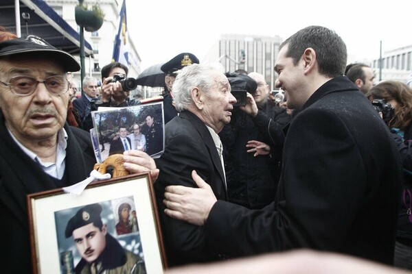 Η νέου τύπου (βροχερή) παρέλαση στο Σύνταγμα