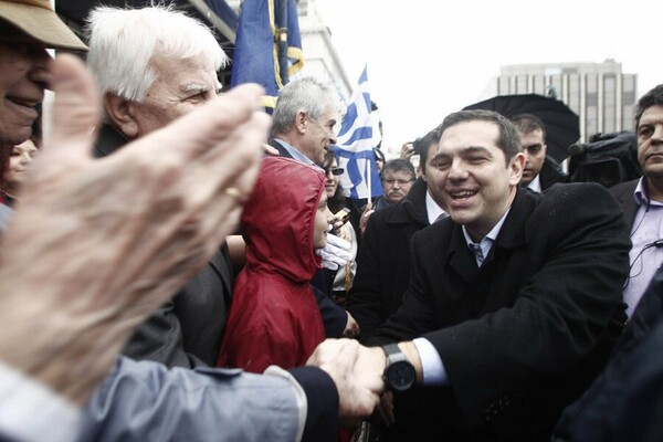 Η νέου τύπου (βροχερή) παρέλαση στο Σύνταγμα