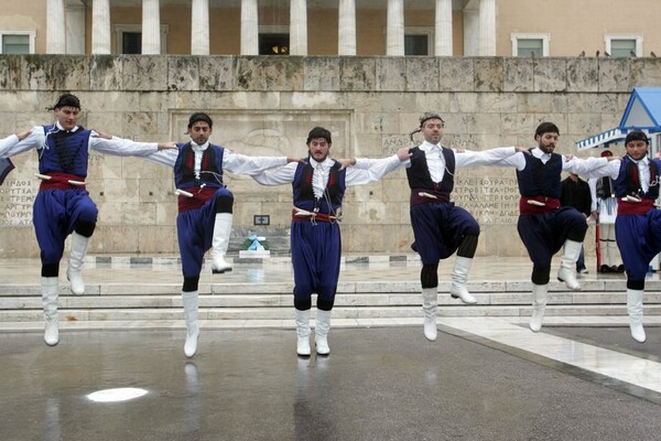 Η παρέλαση των αντιφάσεων