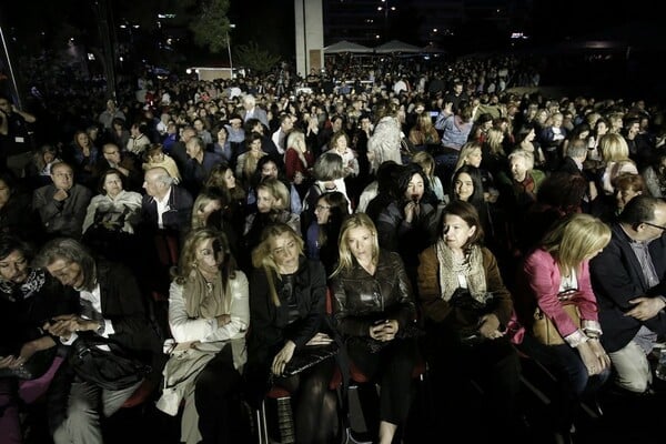 Ο Σάκης Ρουβάς τραγουδά Μίκη Θεοδωράκη