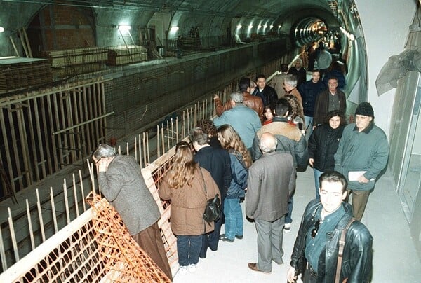 Η πρώτη μέρα λειτουργίας του Μετρό στην Αθήνα (35 σπάνιες φωτογραφίες)