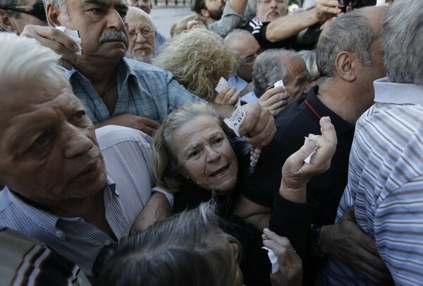 25 εικόνες από την απόγνωση των ηλικιωμένων σήμερα στις τράπεζες